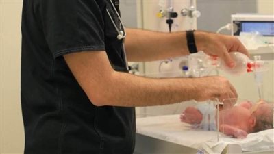 في جراحة نادرة.. ثلاثينية تنجب طفلها وهي في غيبوبة تامة منذ 5 أشهر 