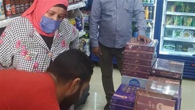 متابعة الأسواق والمحلات وإزالة الإشغالات بحي عتاقة السويس