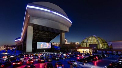 سينما في دبي تفتح أبوابها