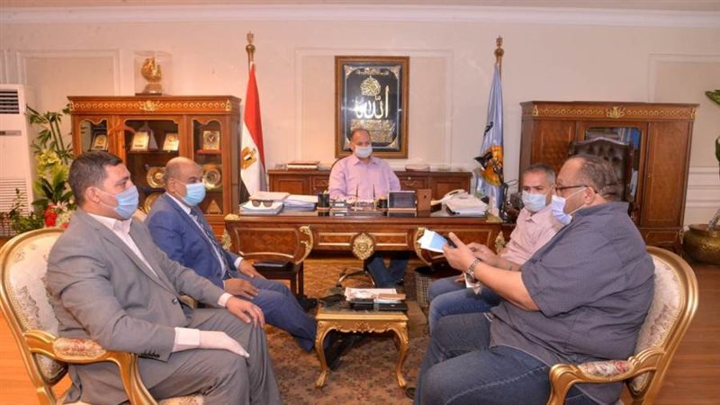 محافظ أسيوط يناقش