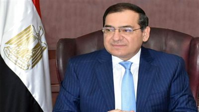 وزير البترول يتفقد سير العمل بمستودع 