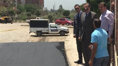 محافظ كفرالشيخ يتابع عملية رصف الطرق