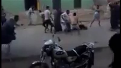 مصرع شخص وإصابة 8 في مشاجرة بالشوم.. (فيديو)