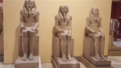 عاجل.. وصول تماثيل سنوسرت للمتحف المصري الكبير