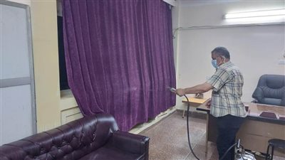 رش وتطهير محطة السكة الحديد بمركز ملوي بالمنيا