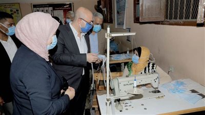 محافظ بني سويف يتابع تصنيع الكمامات الطبية بالمدارس الفنية