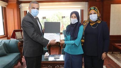 محافظ سوهاج يكرم 