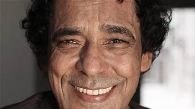 محمد منير يجري عملية دقيقة في العظام