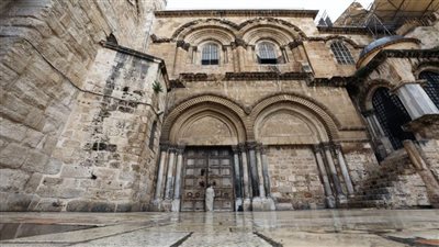 كنيسة القيامة في القدس تعيد فتح أبوابها