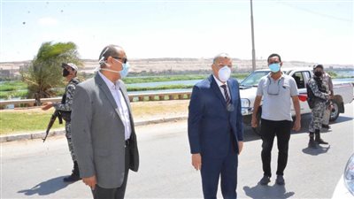 محافظ المنيا يتفقد شوارع المدينة لمتابعة التزام المواطنين بالإجراءات الاحترازية