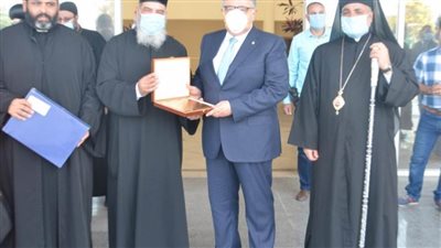 وفد من رجال الدين المسيحي يهنئ محافظ البحر الأحمر بعيد الفطر