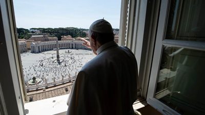 البابا يحيّي زوار ساحة القديس بطرس لأول مرة منذ 3 أشهر