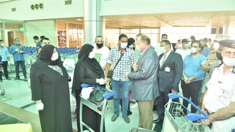 محافظ أسيوط بالمطار