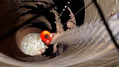 الدفاع المدني  يُخرج شخصًا سقط داخل بئر بعمق 30 مترًا