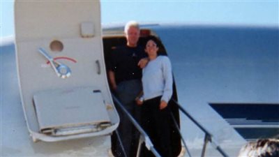 كشف علاقة بيل كلينتون بمساعدة جيفري إبشتاين