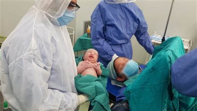 عاجل.. نجاح أول حالة ولادة لمصابة بكورونا بالمستشفيات التعليمية بالقاهرة (صور)