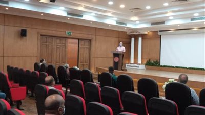 محافظ بورسعيد يلتقى رؤساء الأحياء لمتابعة عدد المشروعات 