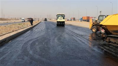 تنفيذ طبقة الأسفلت السطحية بمنطقة الإسكان القومي بالشروق