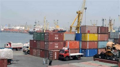 رئيس ميناء الإسكندرية يلزم العاملين بارتداء 