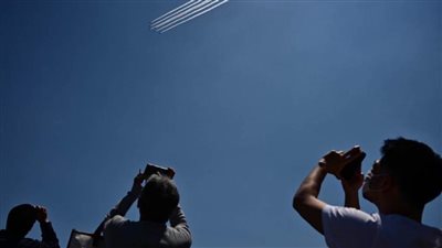 بالصور..طائرات حربية يابانية تؤدي التحية للأطقم الطبية بعروض جوية 