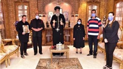 البابا تواضروس يستقبل أسرة شهيد كمين 