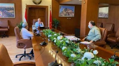 محافظ بورسعيد يتابع سير العمل بعدد من إدارات الديوان العام