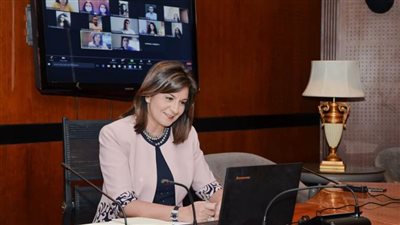 عبر  الفيديو كونفرانس .. وزيرة الهجرة تتواصل مع الطلبة العائدين من الخارج