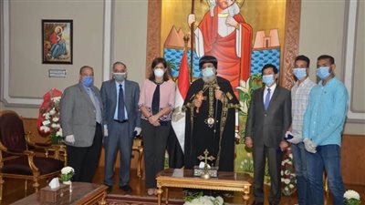 البابا تواضروس يستقبل المصريين العائدين من كينيا بحضور وزيري الهجرة والشباب