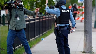 إصابة صحفيين خلال تغطية التظاهرات ضد العنصرية بأمريكا