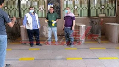 علامات تباعدية بمحطة قطارات منوف حفاظًا على المواطنين من 