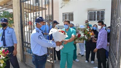 توزيع زهور التهنئة بشفاء محافظ الدقهلية على مستشفى العزل.. (صور)