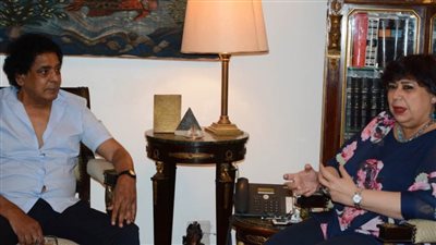 وزيرة الثقافة تستقبل محمد منير لدراسة تنفيذ عدد من المشروعات الفنية‪