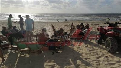 بالصور....شاطئ بيانكي لا يعترف بحظر التجوال