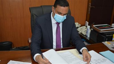 عاجل.. محافظ الدقهلية داخل مكتبه بعد تعافيه من فيروس كورونا.. صور