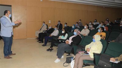 محافظ بني سويف يتابع دورة تأهيل الشباب 