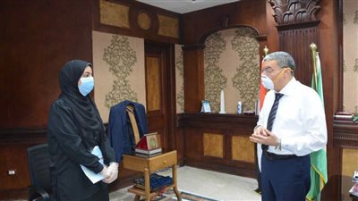 محافظ المنيا يستقبل إحدى المتعافيات من كورونا