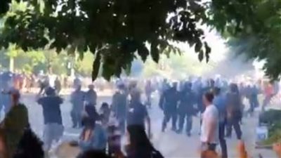 بالفيديو.. الشرطة الأمريكية تفرق المتظاهرين بالغاز المسيل للدموع