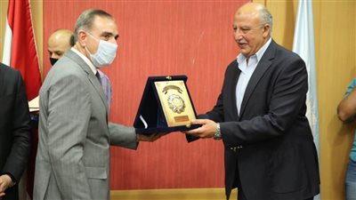 محافظ كفرالشيخ يكرم اللواء محمد البداري 