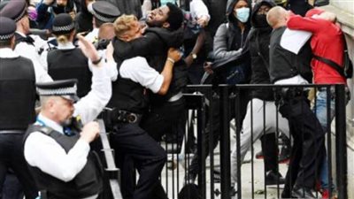 تظاهرات مناهضة لعنف الشرطة الأمريكية أمام سفارة واشنطن في وارسو