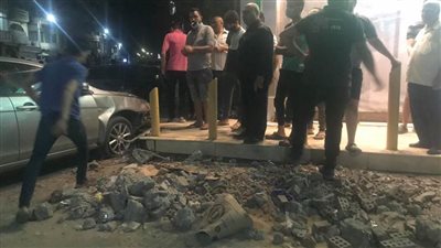 للمرة الثالثة.. سيارة تصطدم بصيدلية بالمنصورة.. (صور)