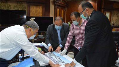 محافظ المنيا يبحث إجراء توسعات بمصنع 