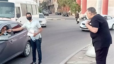 محافظ البحر الأحمر يوزع كمامات على المواطنين مجاناً