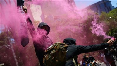 مكسيكيون يتظاهرون ويرشقون السفارة الأمريكية بالحجارة