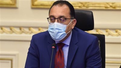 رئيس الوزراء يستعرض إحدى مطبوعات الهيئة القومية لسلامة الغذاء عن 