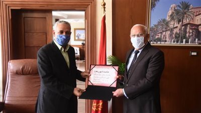 محافظ بورسعيد يشيد بجهود رئيس حي الجنوب السابق