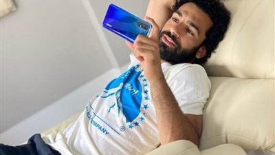 صلاح يشارك جمهوره صورة هاتف جديد من منزله