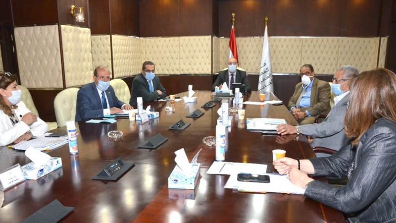 وزير الإسكان خلال