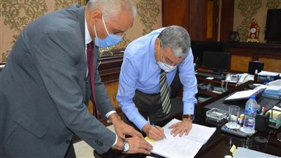 محافظ المنيا يوقع عقودا بـ41 مليون جنيه لتمويل مشروعات البنية التحتية   