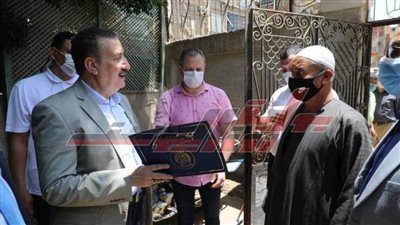 كرمه المحافظ لأمانته..عامل يعثر على 20 ألف جنيه بحديقة بالمنوفية 