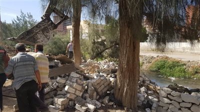 إزالة فورية للتعديات على ترعة الخندق الشرقي بالبحيرة